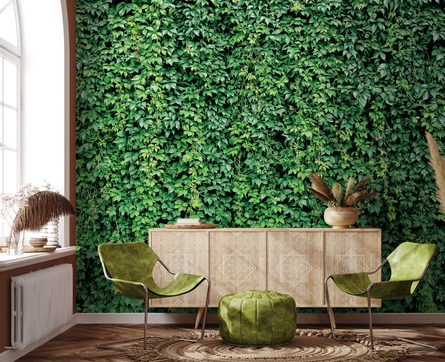 Кирпичная стена с плющом