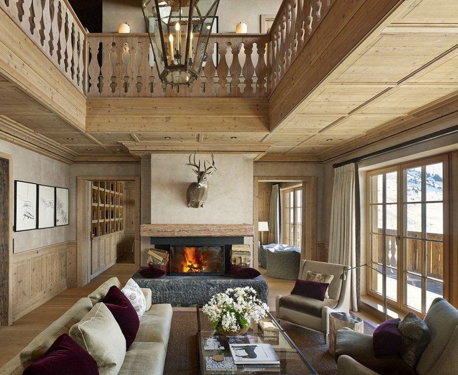 Гостиная с камином в деревянном доме