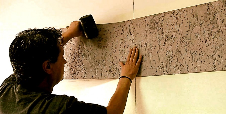 Наклеивание панелей на стену