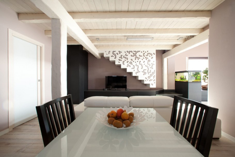 Светлый деревянный потолок