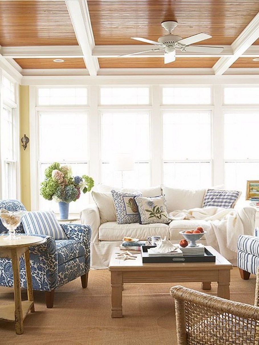 Белый деревянный потолок