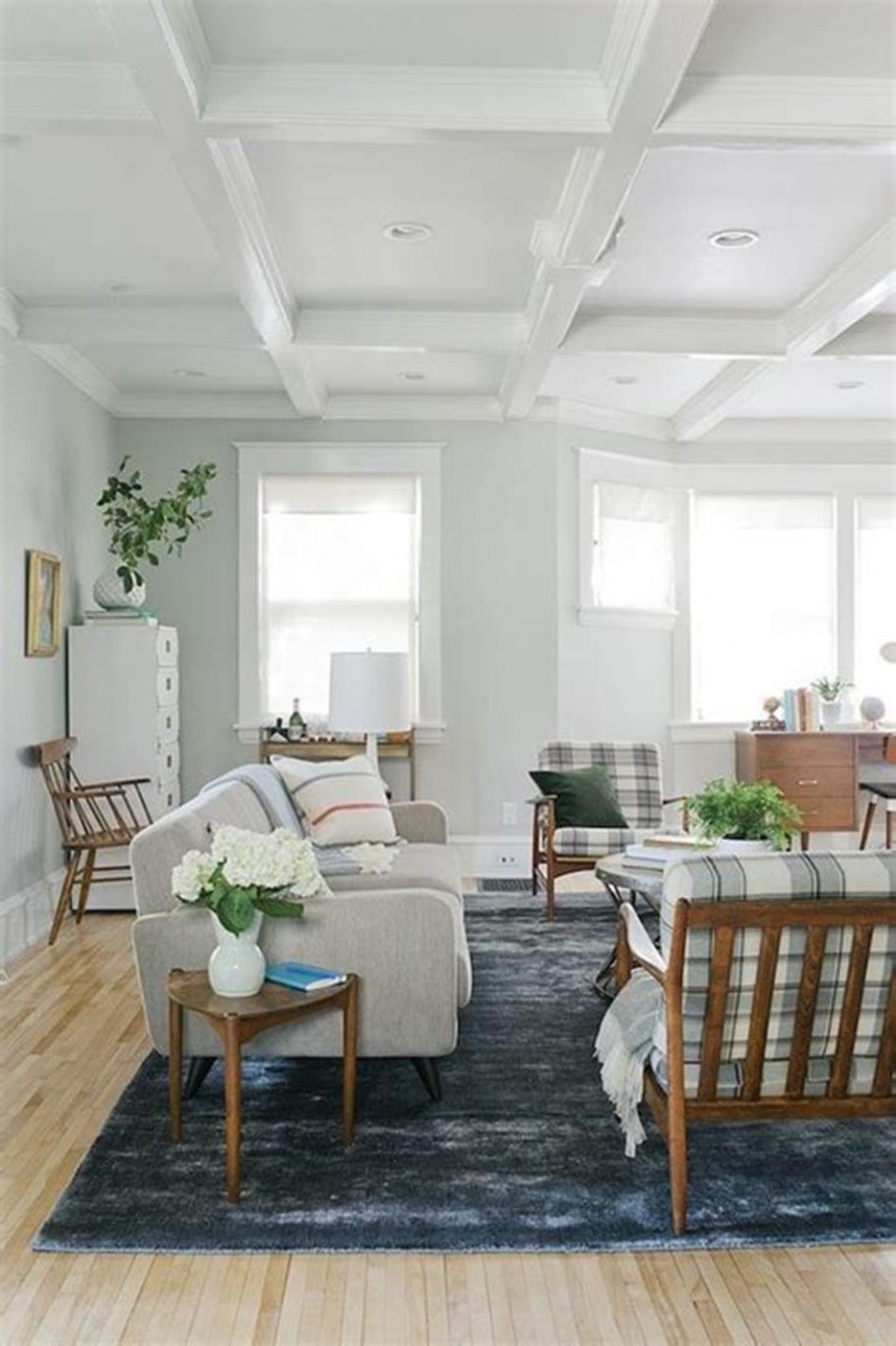 Белые балки на потолке