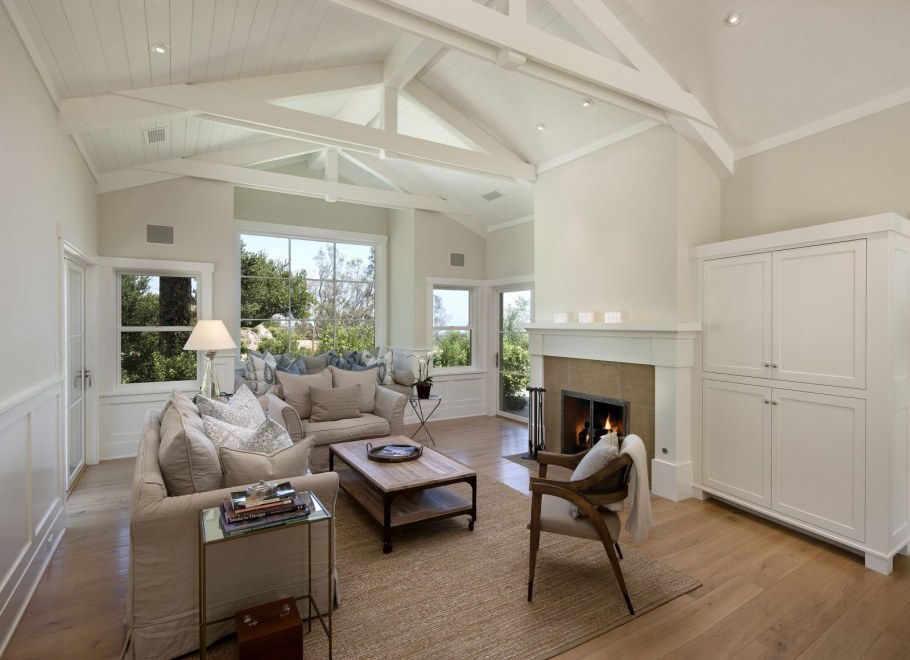 Гостиная с балками на потолке