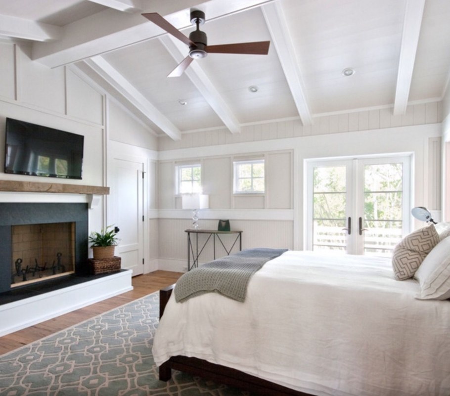 Потолок с белыми балками