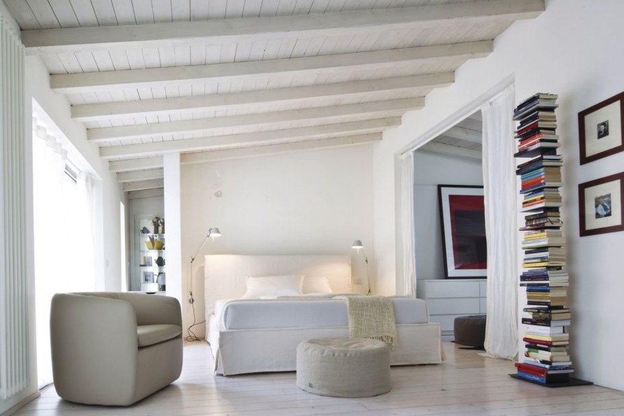 Потолок с белыми балками