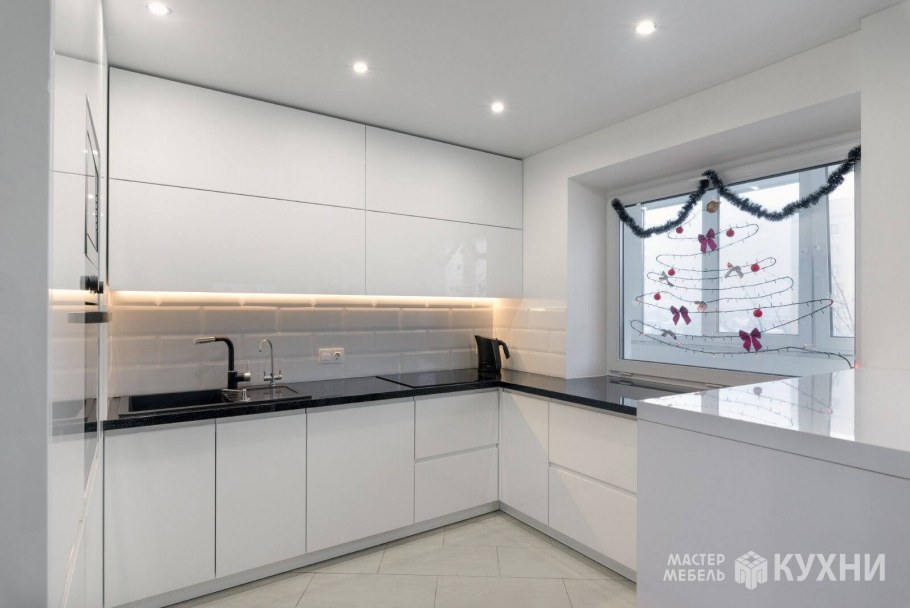 Белая глянцевая кухня с раковиной у окна