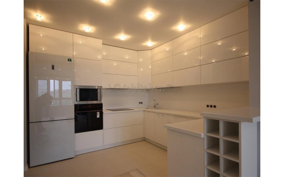 Кухня с антресолями до потолка с ручками