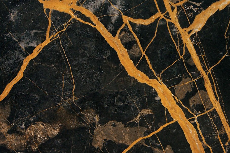 Золотые мраморные узоры на белом фоне