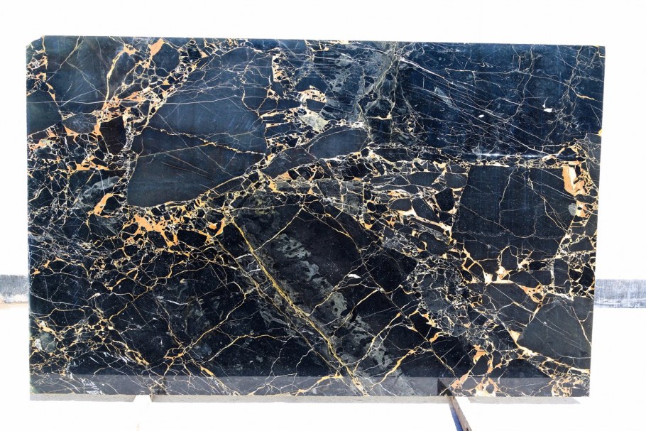 Мрамор с золотыми линиями