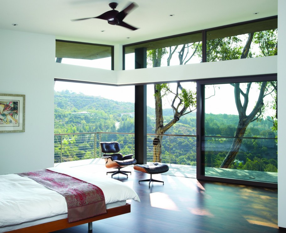 Комната с большими окнами