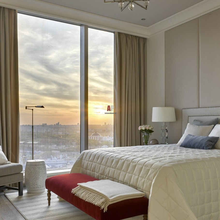 Спальня с большими окнами