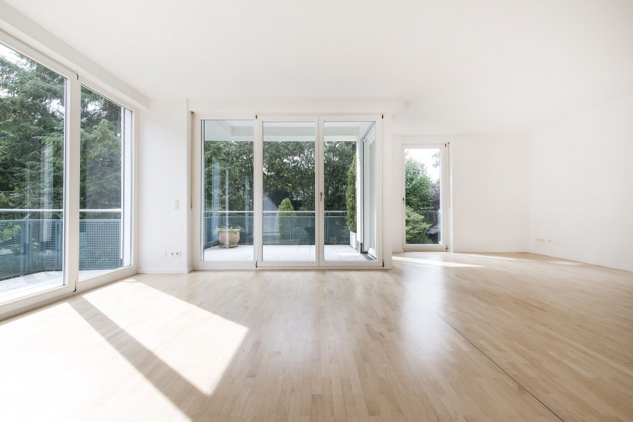 Комната с большими окнами