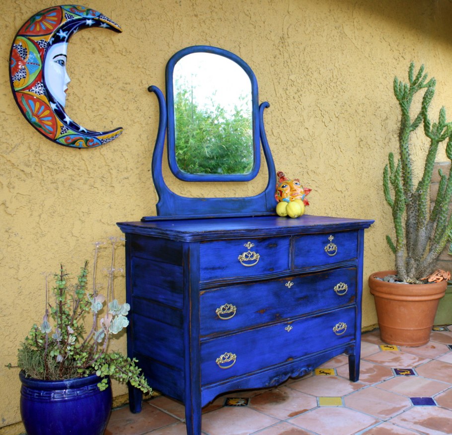 Старинная синяя мебель