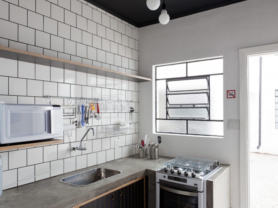 Чёрный потолок в интерьере кухни