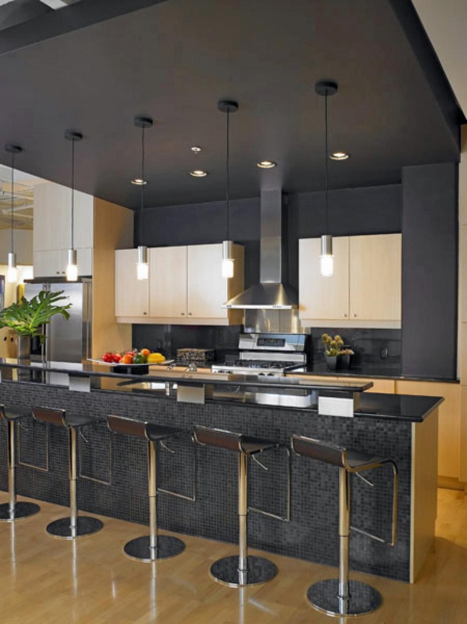 Черный потолок на кухне