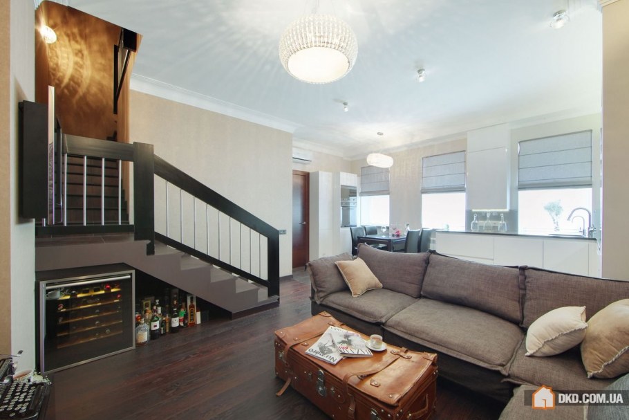 Гостиная с лестницей на второй этаж