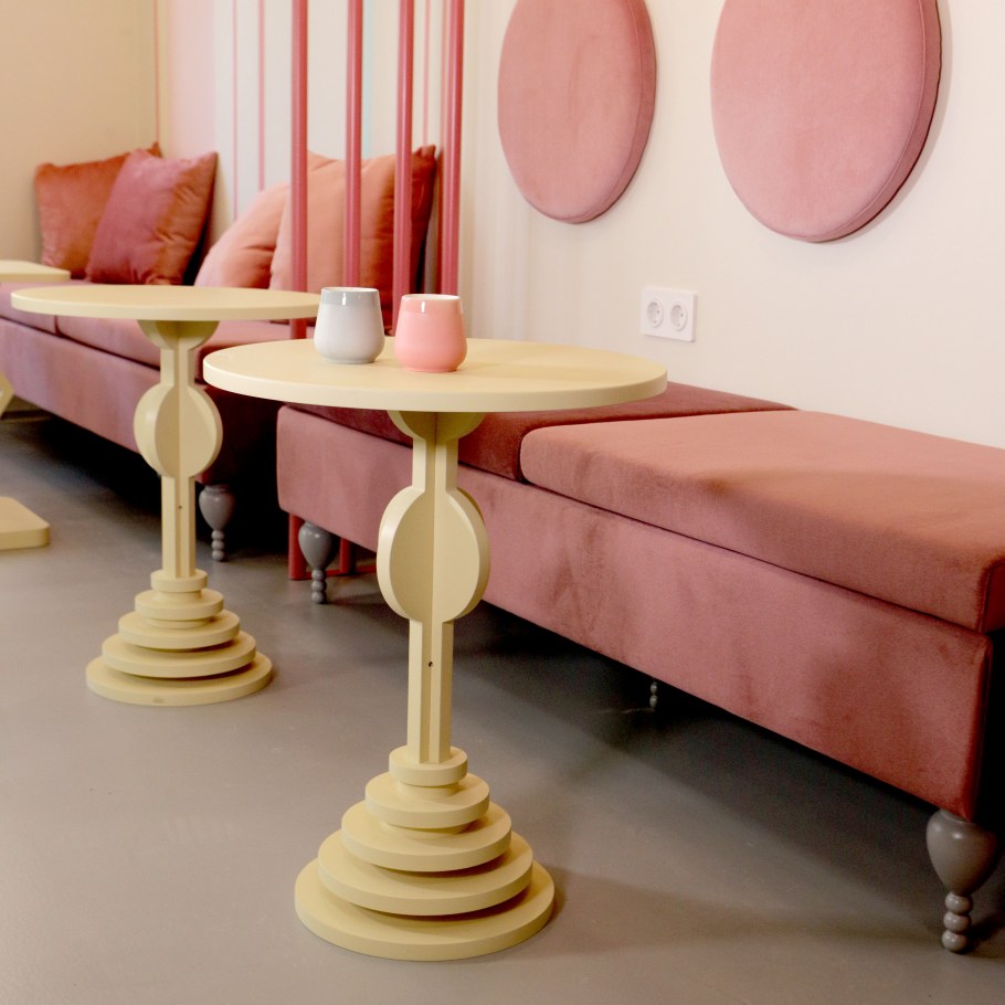 Разноцветные стулья с разноцветными подушками