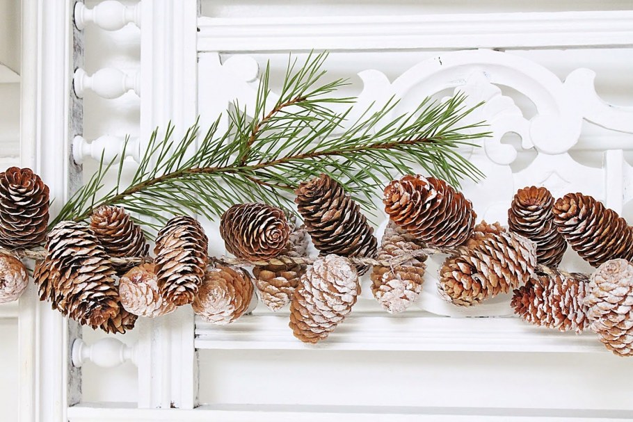 Гирлянда из еловых шишек