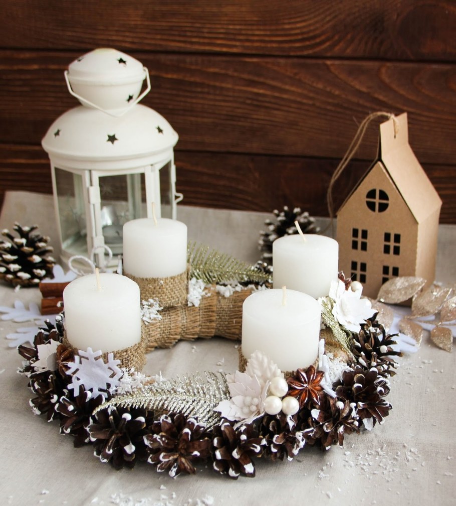 Новогодняя композиция в деревянном домике