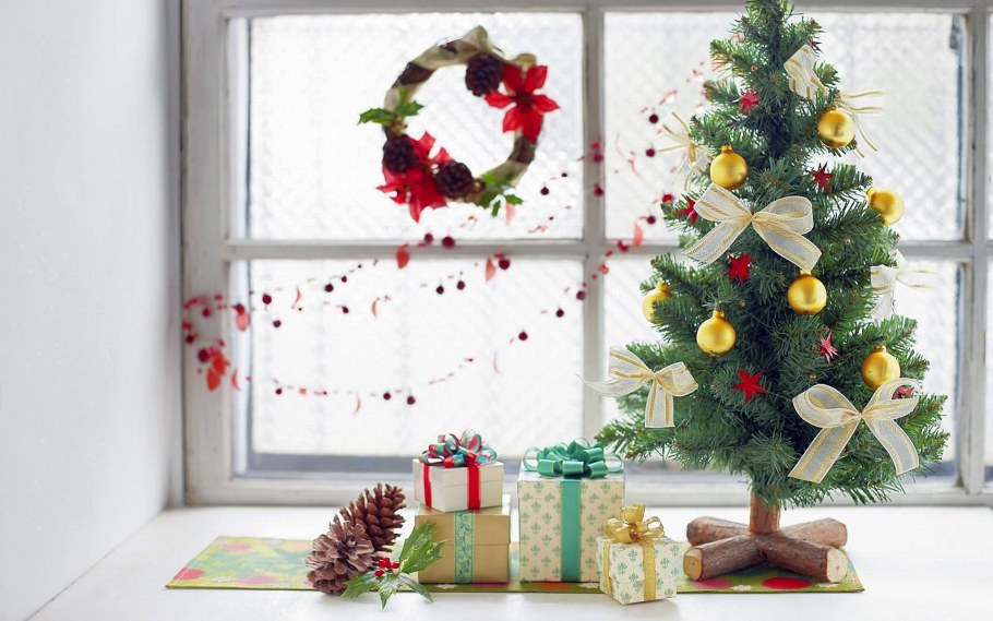 Елка на подоконнике