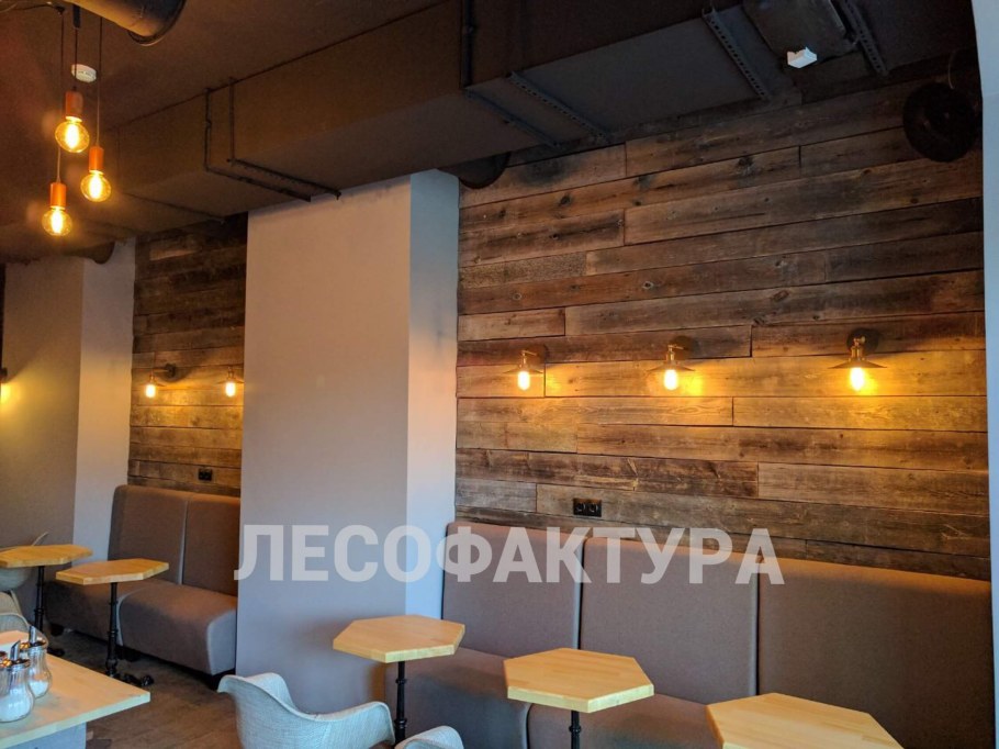 Амбарная доска в интерьере кафе