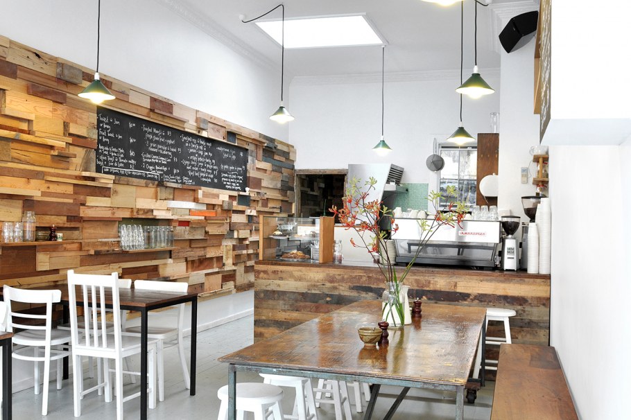 Стена из ламината в интерьере кафе