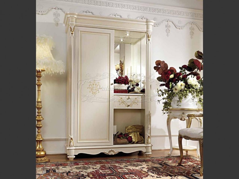 Лепнина на потолке в коридоре