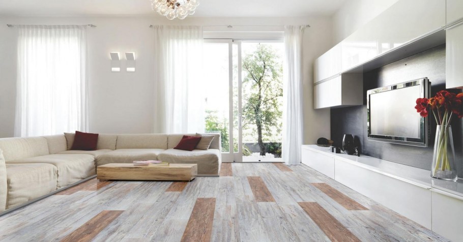 Гостиная со светлой плиткой