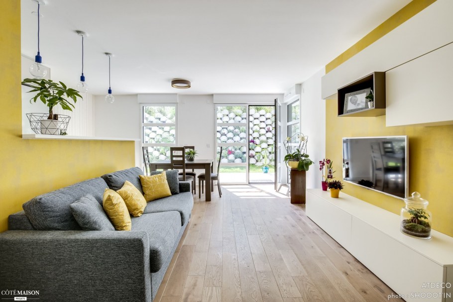 Гостиная в светлых тонах с желтым полом