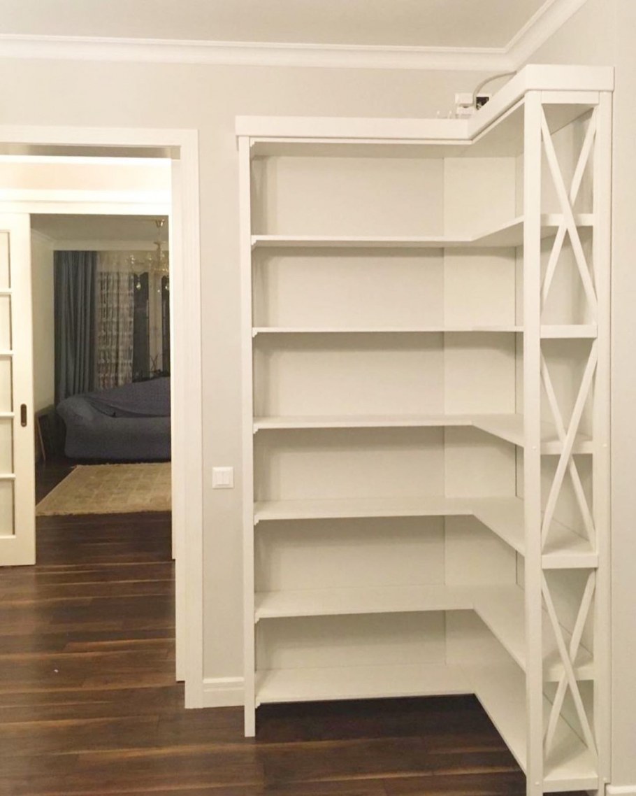 Угловой стеллаж в комнату