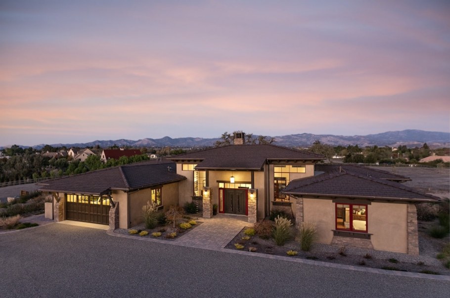 Фасад дома персикового цвета