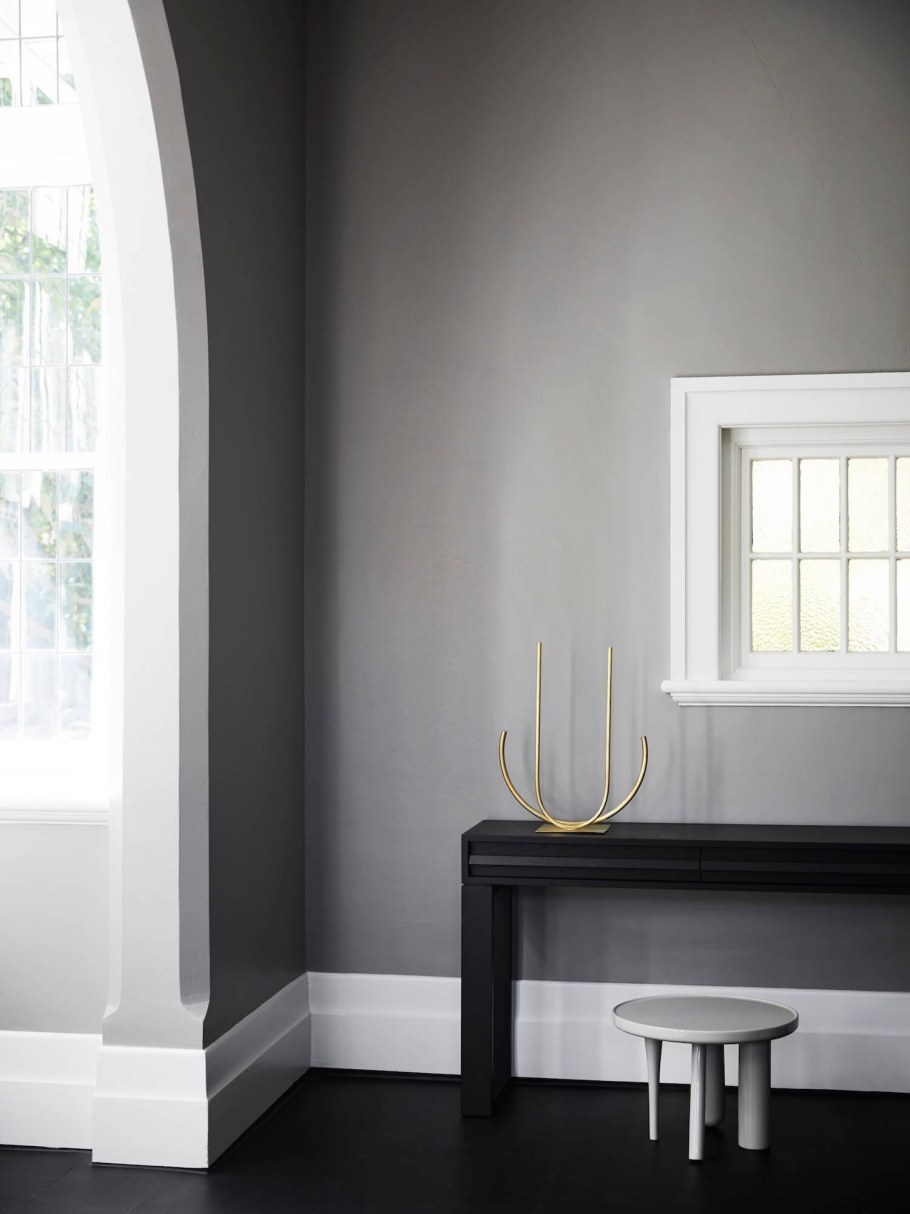 Белые двери в сером интерьере