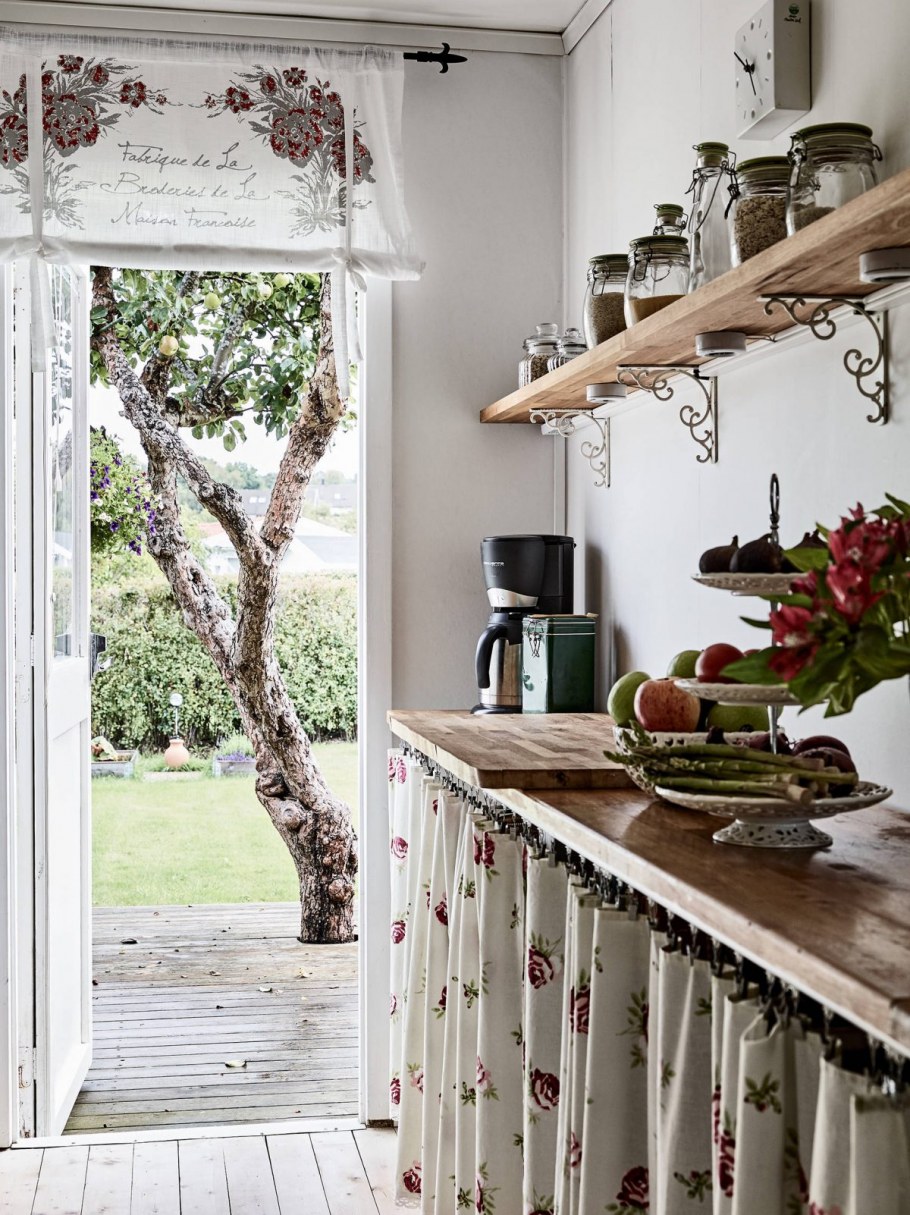 Кухонный гарнитур со шторками