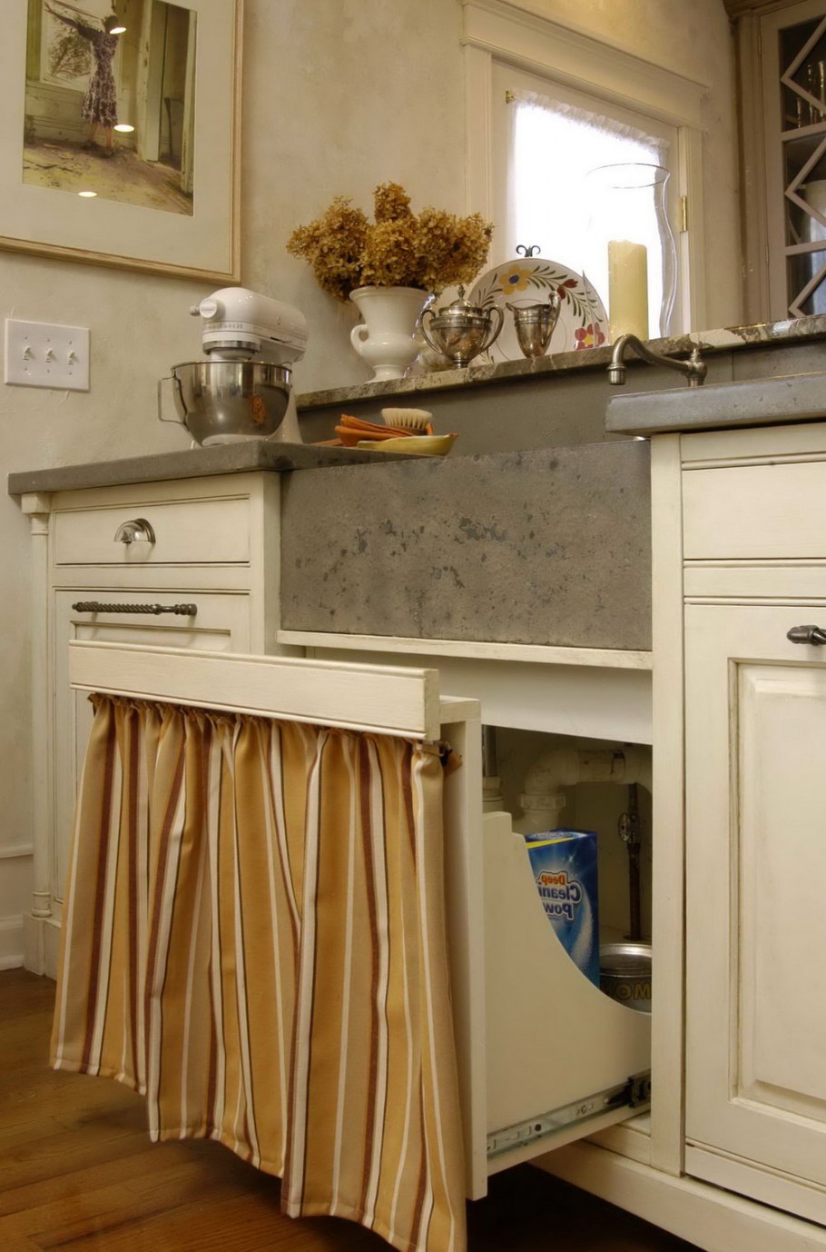 Кухонный гарнитур с занавесками вместо фасадов