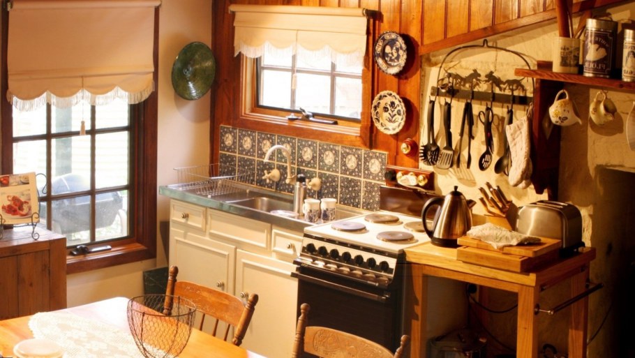 Шторки для кухни в деревенском стиле