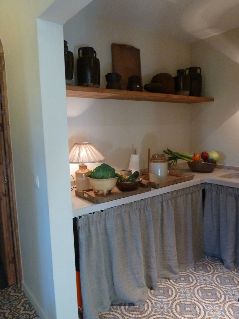 Кухни в стиле Прованс со шторками в фасадах