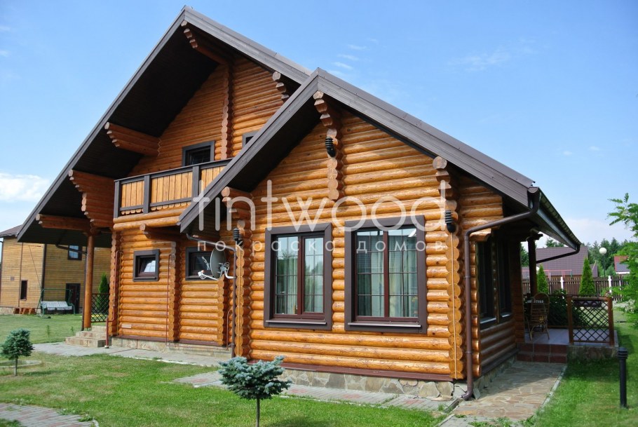 Коричневый бревенчатый дом