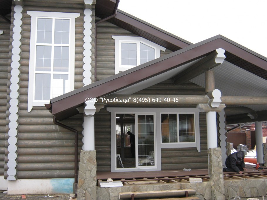 Бревенчатый дом с белыми окнами