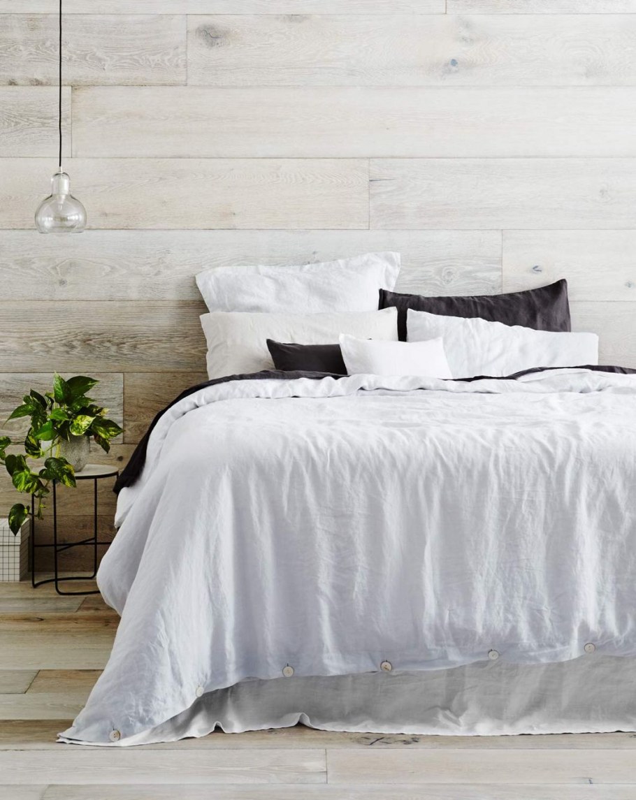 Белая деревянная стена