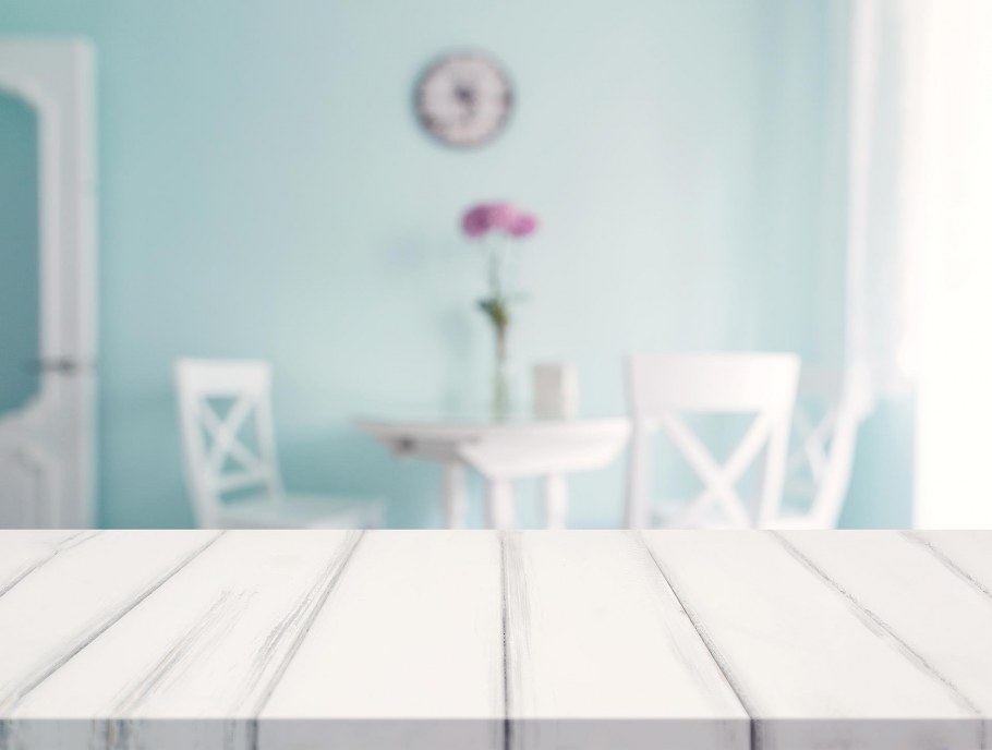 Светлый деревянный стол