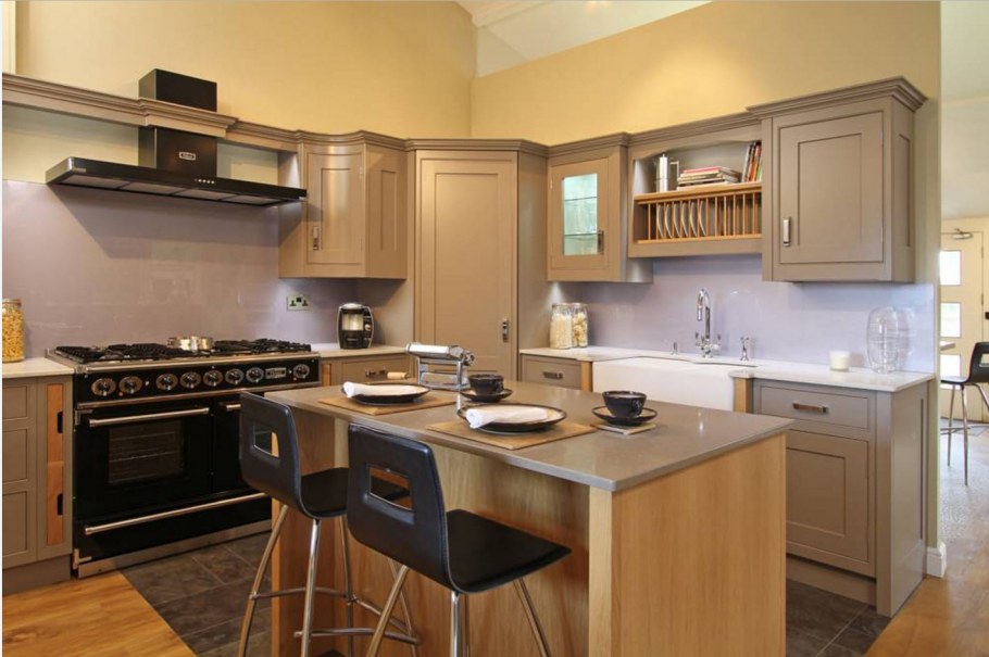 Интерьер кухни с эркером п44т