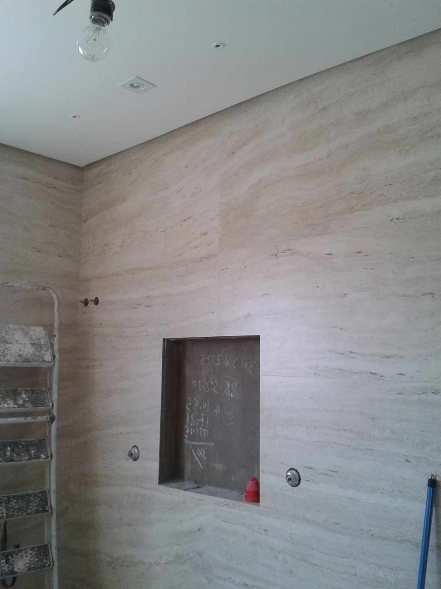 Венецианская штукатурка травертин в коридоре