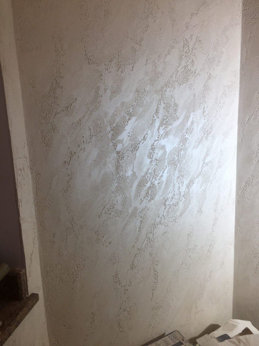 Венецианская штукатурка травертин в коридоре