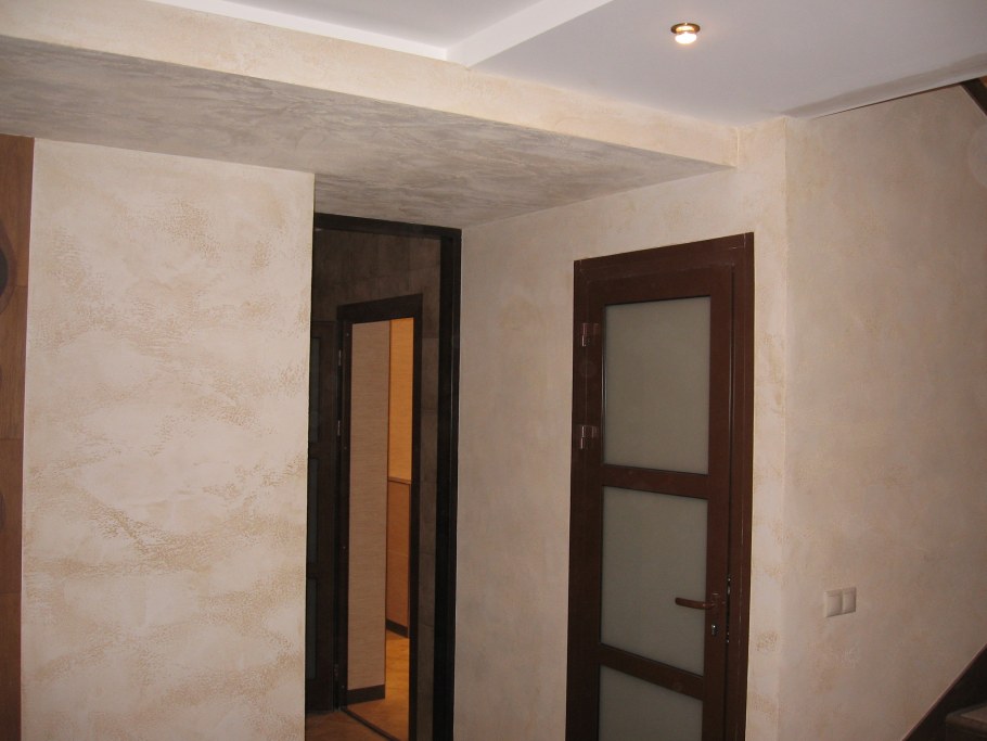 Травертино штукатурка в прихожей