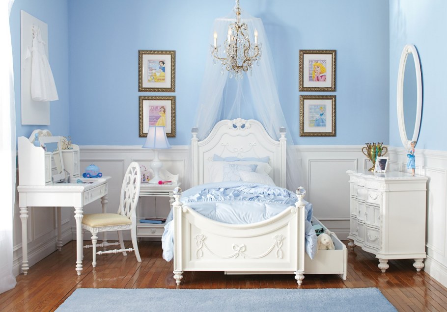 Мебель для девочки в голубых тонах