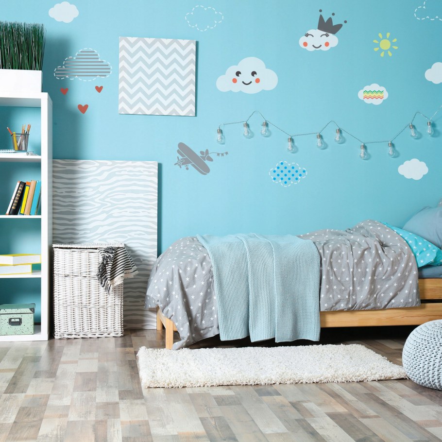 Детская комната в белых тонах фото