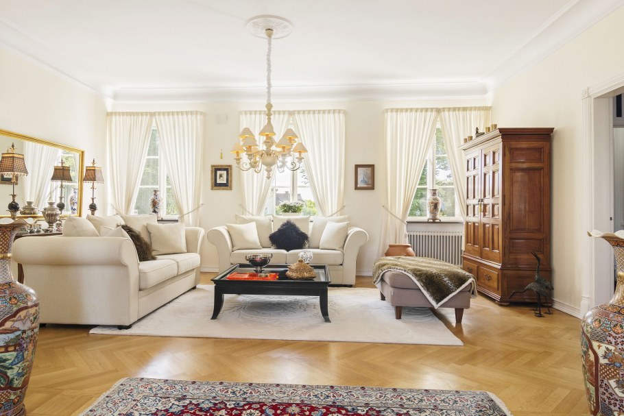 Гостиная в сиреневых тонах с камином