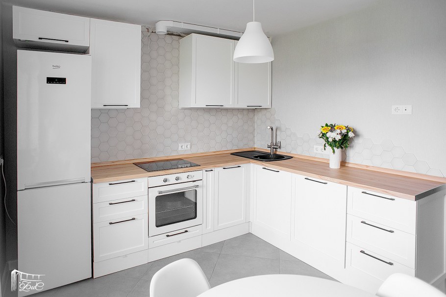 Белая варочная панель в интерьере белой кухни