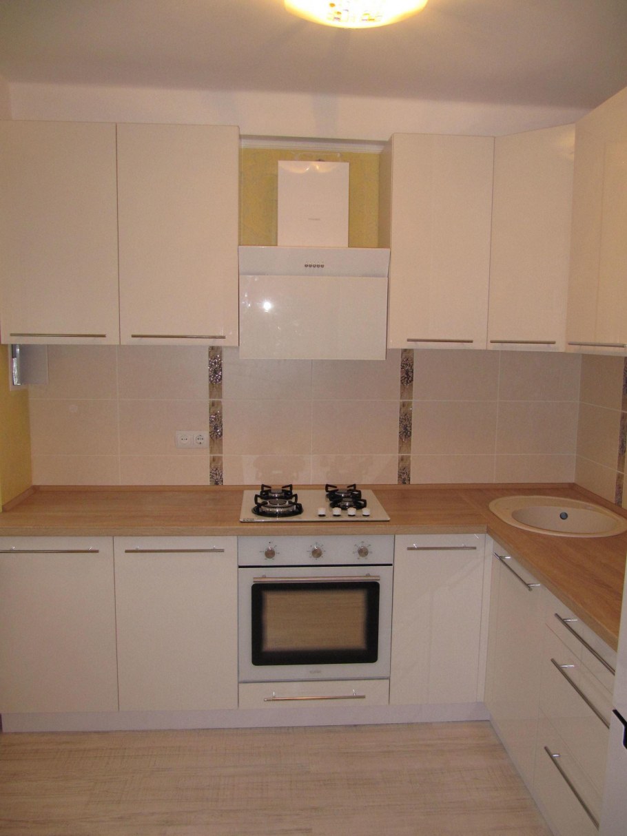 Светлая варочная панель в интерьере