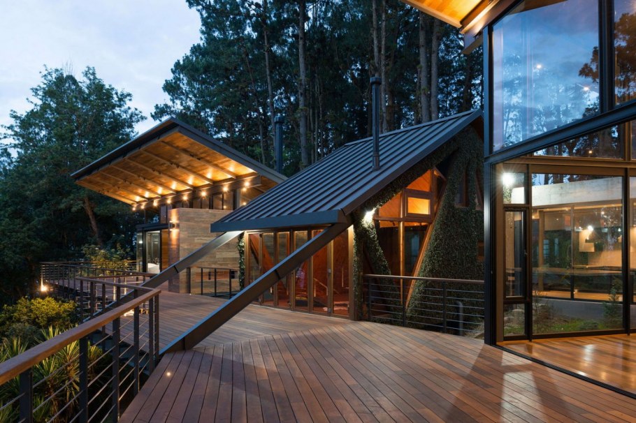 Дом с террасой в лесу